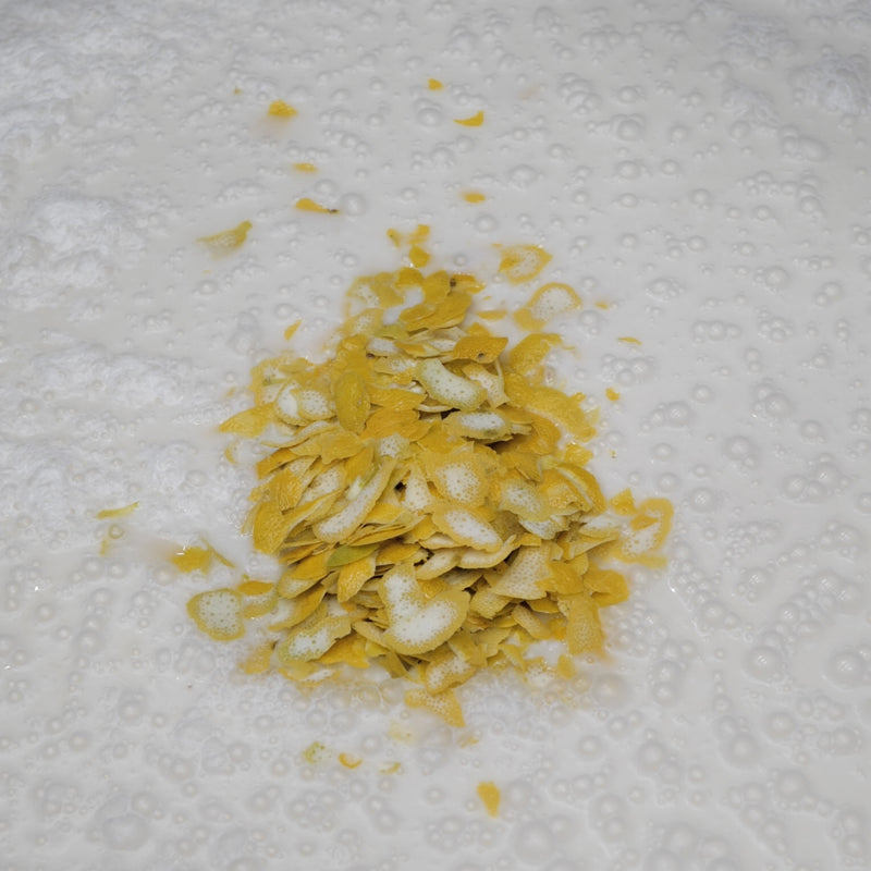 天郷醸造所の新感覚SAKE寒夜のレモンの香り高さは、果汁だけではなく無農薬で育てられたレモンの皮を使っている